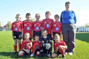 Les poussins B du FC du Lac avec Evelyne Dormoy.